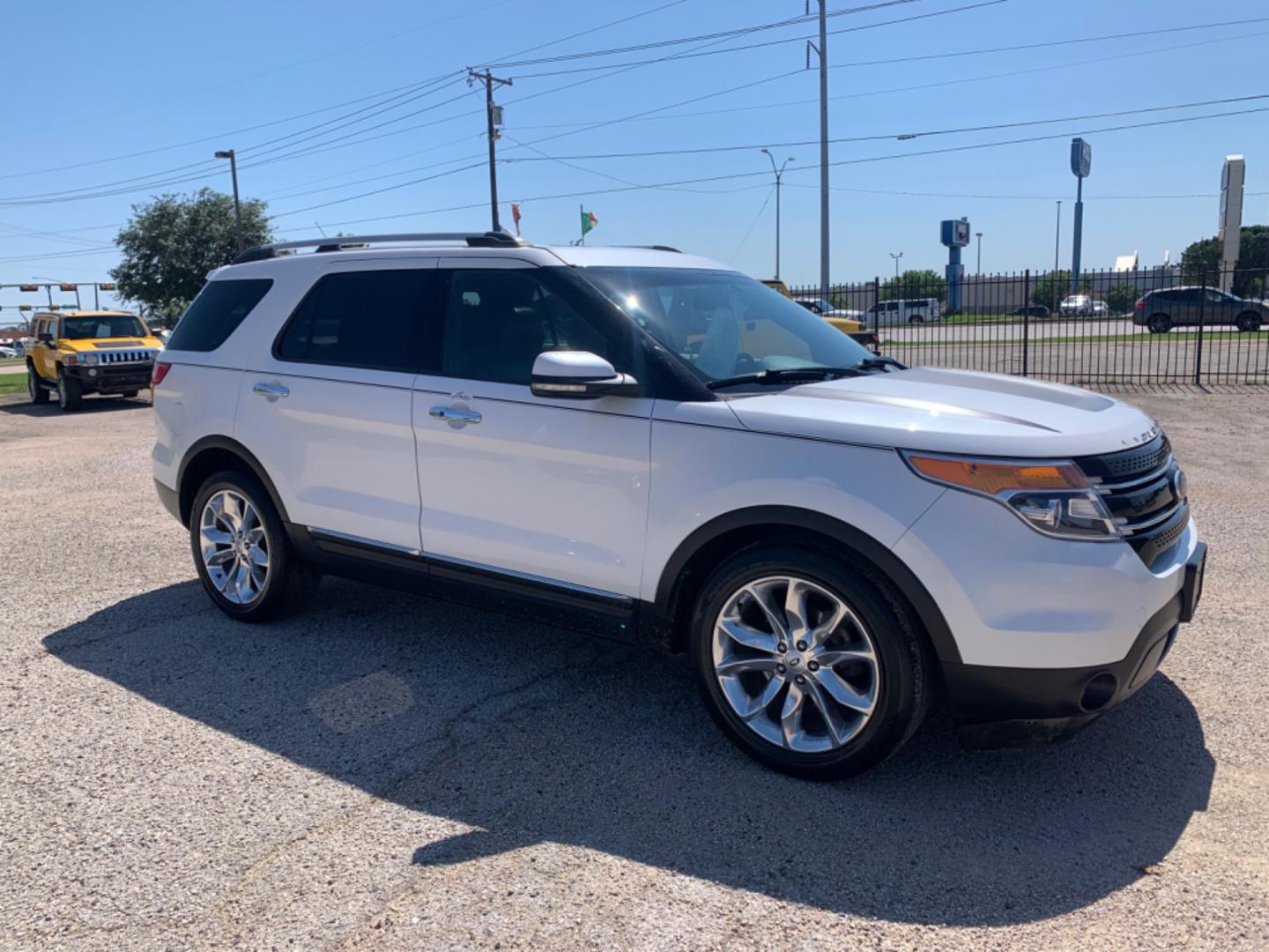 2013 White /Black/Mocha Ford Explorer Limited (1FM5K7F80DG) with an 3.5L FI DOHC 213 CID engine, AUTOMATIC transmission, located at 1830 North Belt Line Road, Irving, TX, 75061, (469) 524-0199, 32.834373, -96.993584 - Photo#6